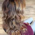 Çikolata Saç Rengi Dalgalı Saç Modeli Yeni Trend